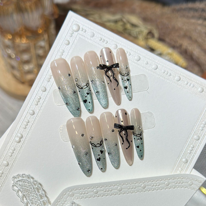Elegantes Stiletto Press-On Nagelset mit Strass- und Schleifenakzenten Karnz