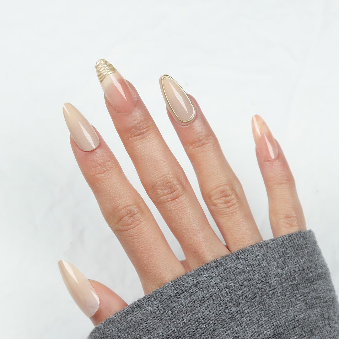 Elegantes Stiletto Press-On Nagelkunst Set Karnz