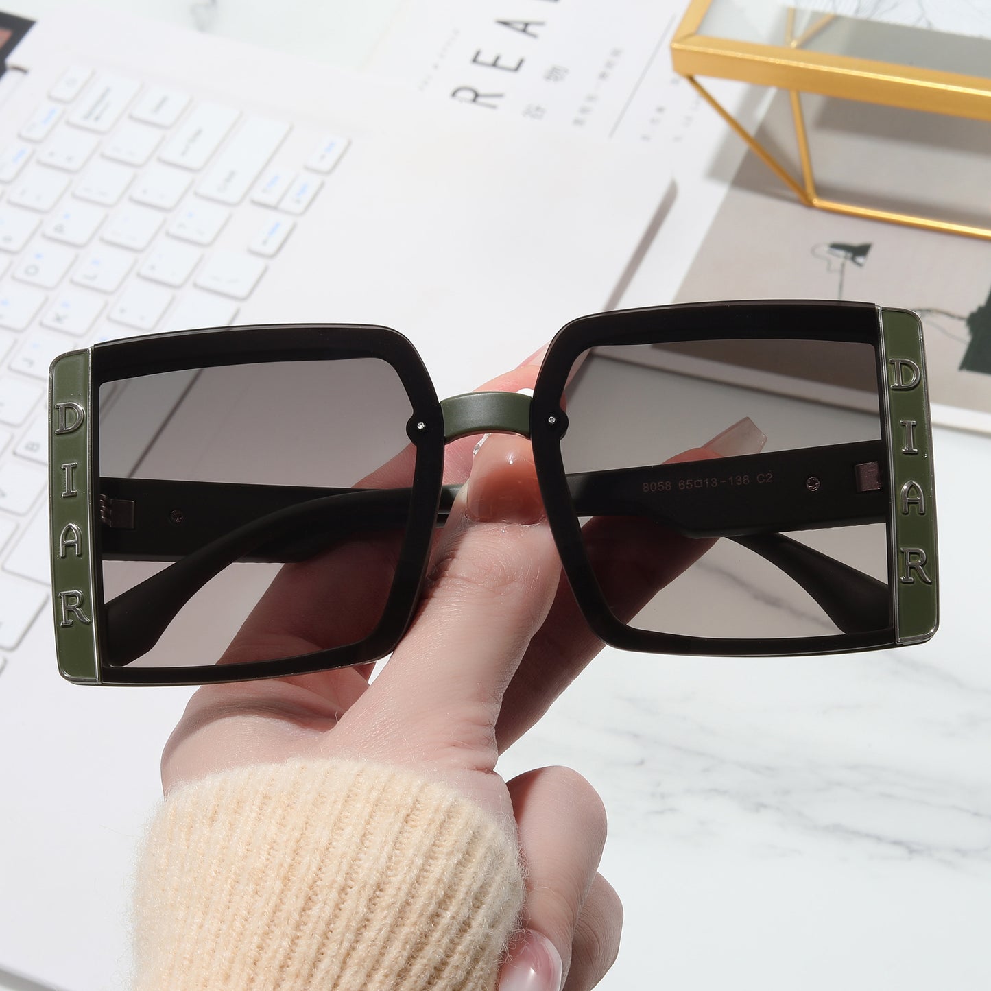 Damen Sonnenbrille im modernen quadratischen Design Karnz