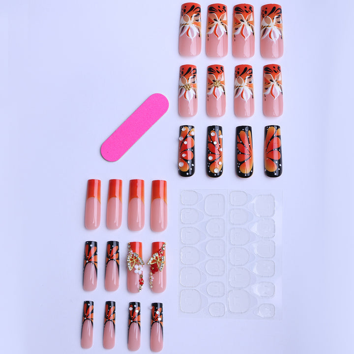 Kunstnagelset mit eleganten floralen und glamourösen Verzierungen Karnz
