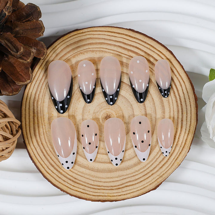Kunstnagelset mit elegantem Punkt- und Spitzen Design Karnz