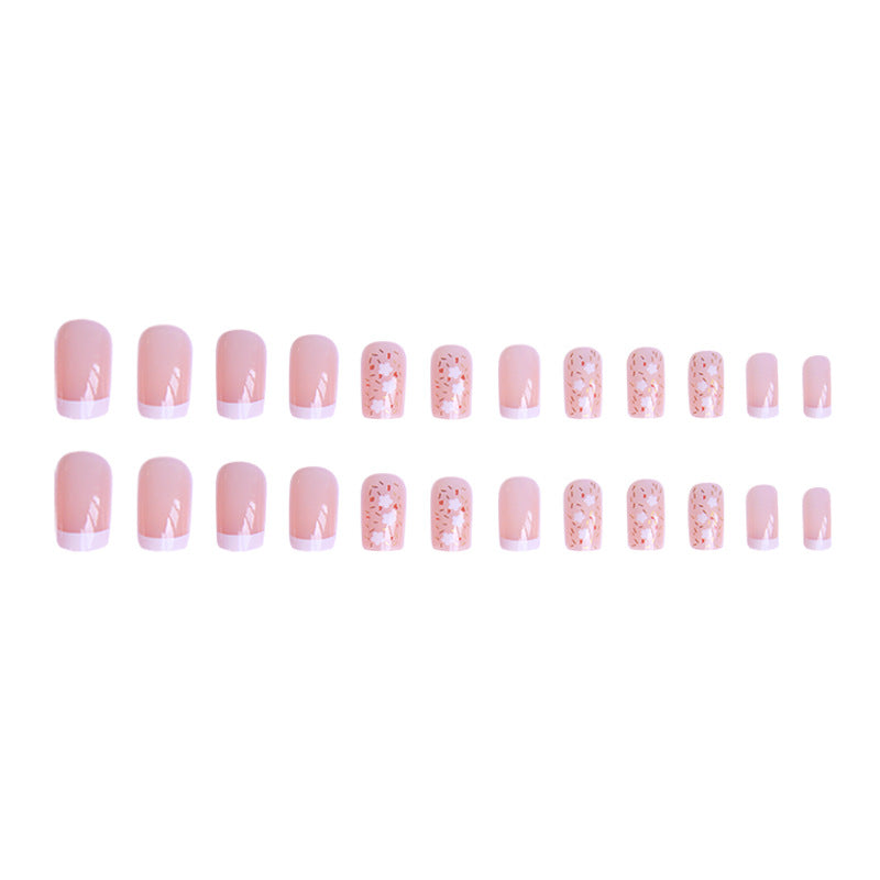 Kunstnagelset mit floralen Verzierungen und elegantem französischen Design Karnz