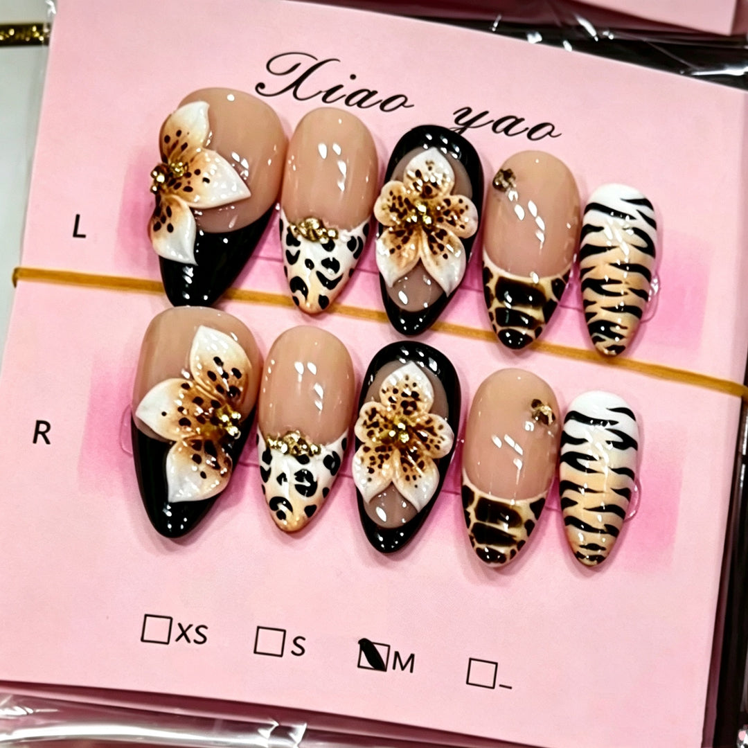 Künstlerisches Press-On-Nagelset mit floralem und tierischen Druckdesigns