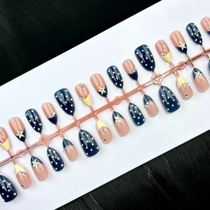 Künstlerisches Press-On Nagelset mit Sternelementen
