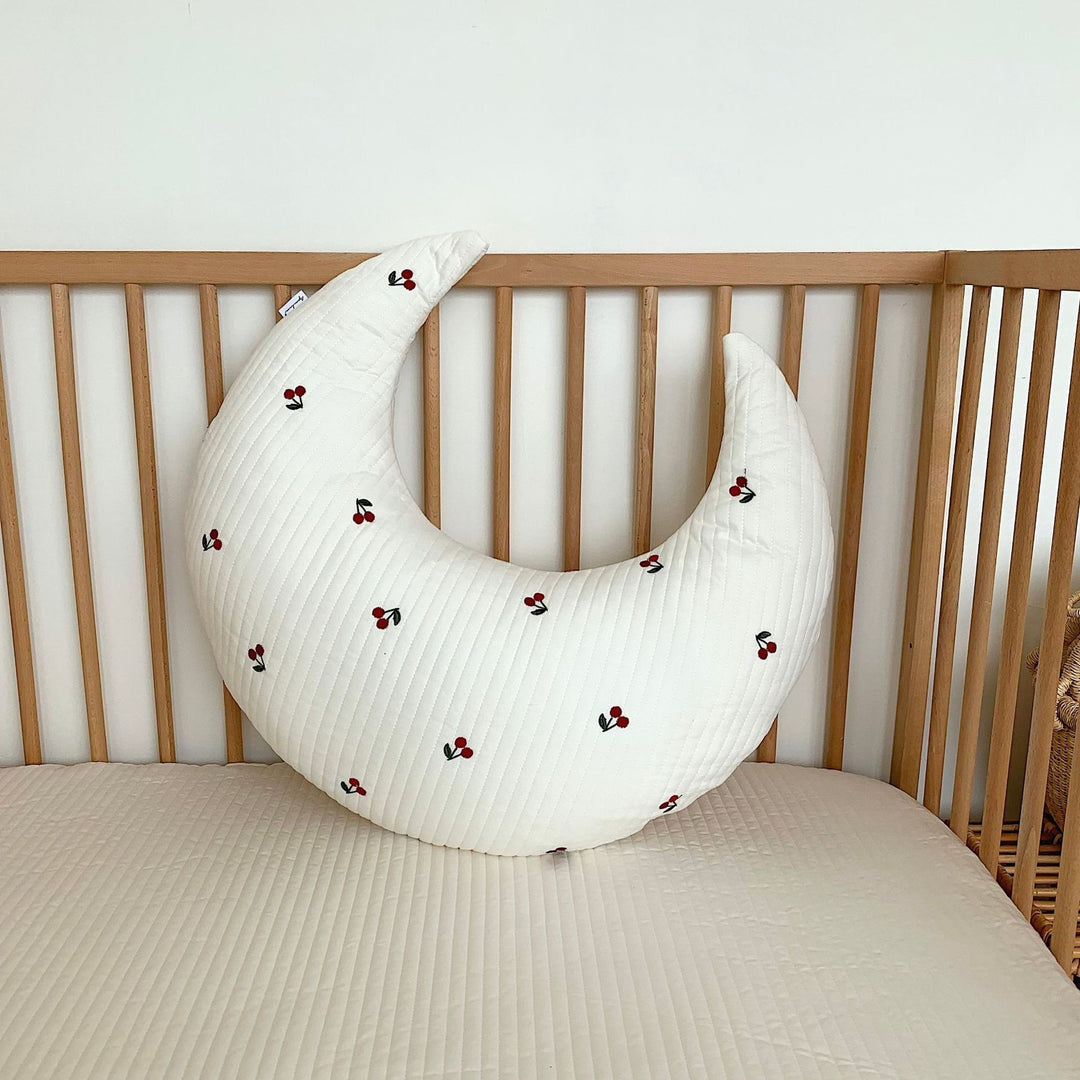 Mondförmiges Baby-Nackenstützkissen mit gestepptem Bezug und Teddystickerei