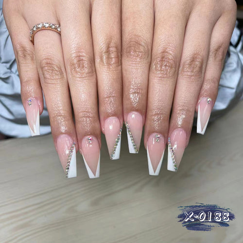 Elegantes Stiletto-Nagelkunst-Kit mit Strass-Akzenten