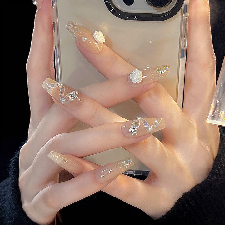 Kunstvolle Nagelsets mit floralen Akzenten Karnz
