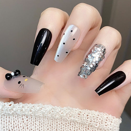 Künstlerisches Press-On Nagelset mit Glitzer und Charakterdesign Karnz