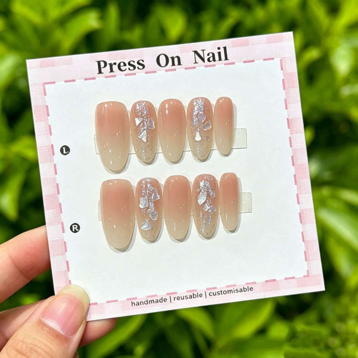 Handgefertigtes wiederverwendbares Press-On-Nagelset mit elegantem Design