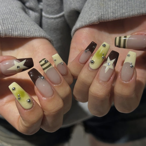 Elegante Kunstnägel mit Dekoration Karnz