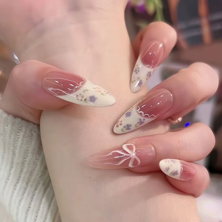 Kunstfingernägel mit Floralem Design Karnz