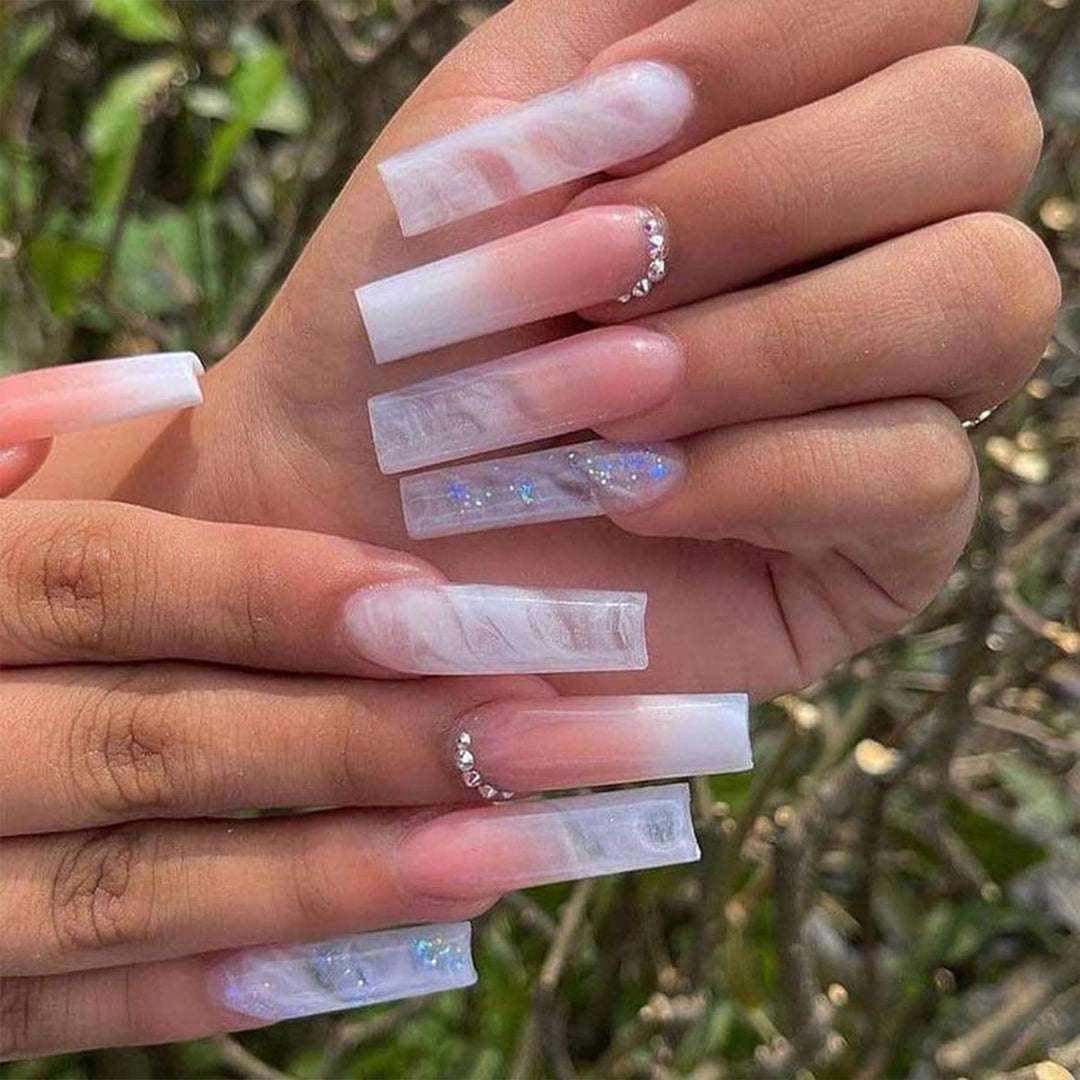 Elegantes kristallverziertes Press-On-Nageldesign Karnz