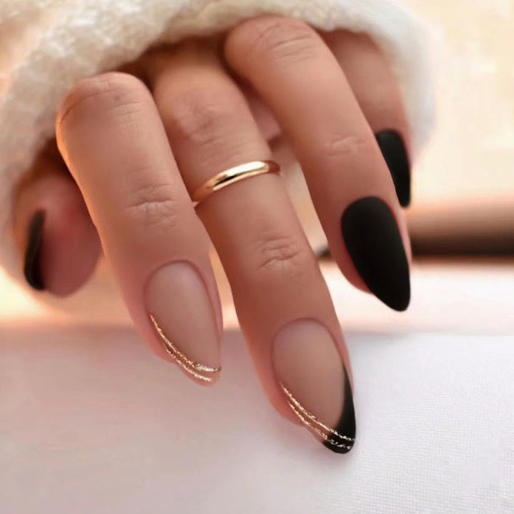 Stylische Nagelkunst-Verzierungen Karnz
