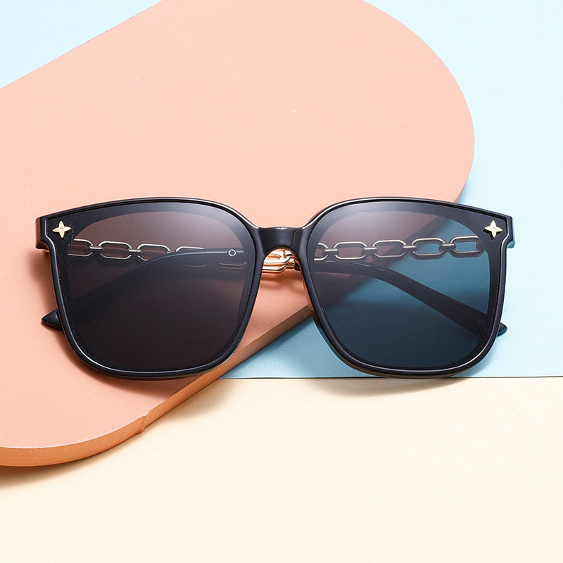 Damen Modische Sonnenbrille mit hochwertigem Kettendetail Karnz