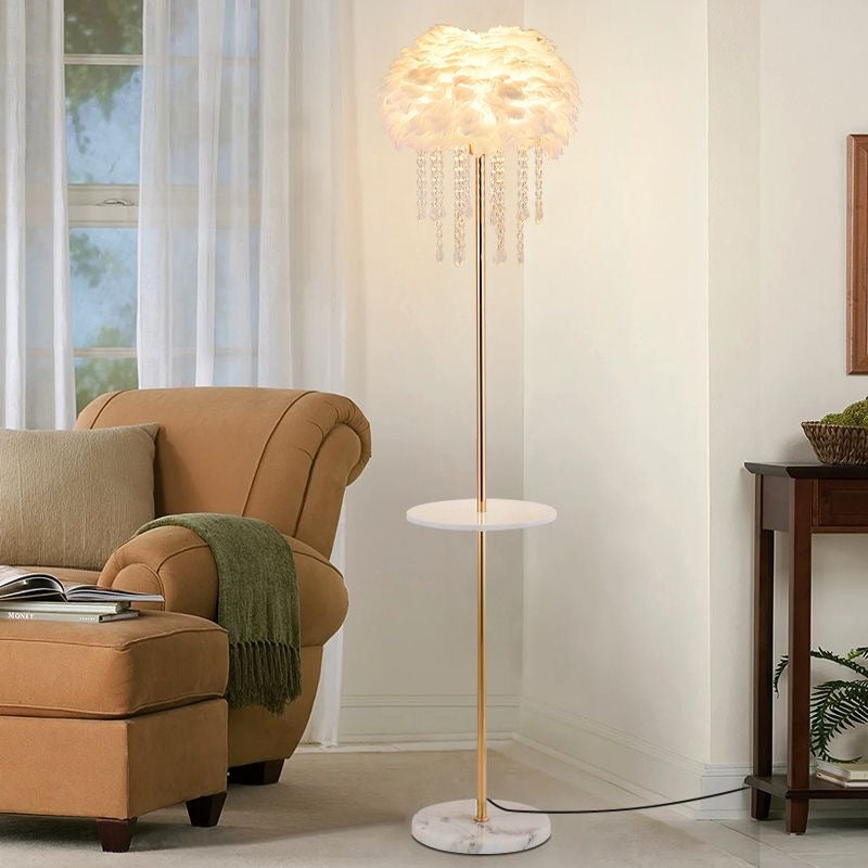 Künstlerische Stehlampe und Beistelltisch