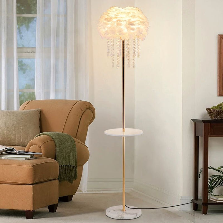 Künstlerische Stehlampe und Beistelltisch