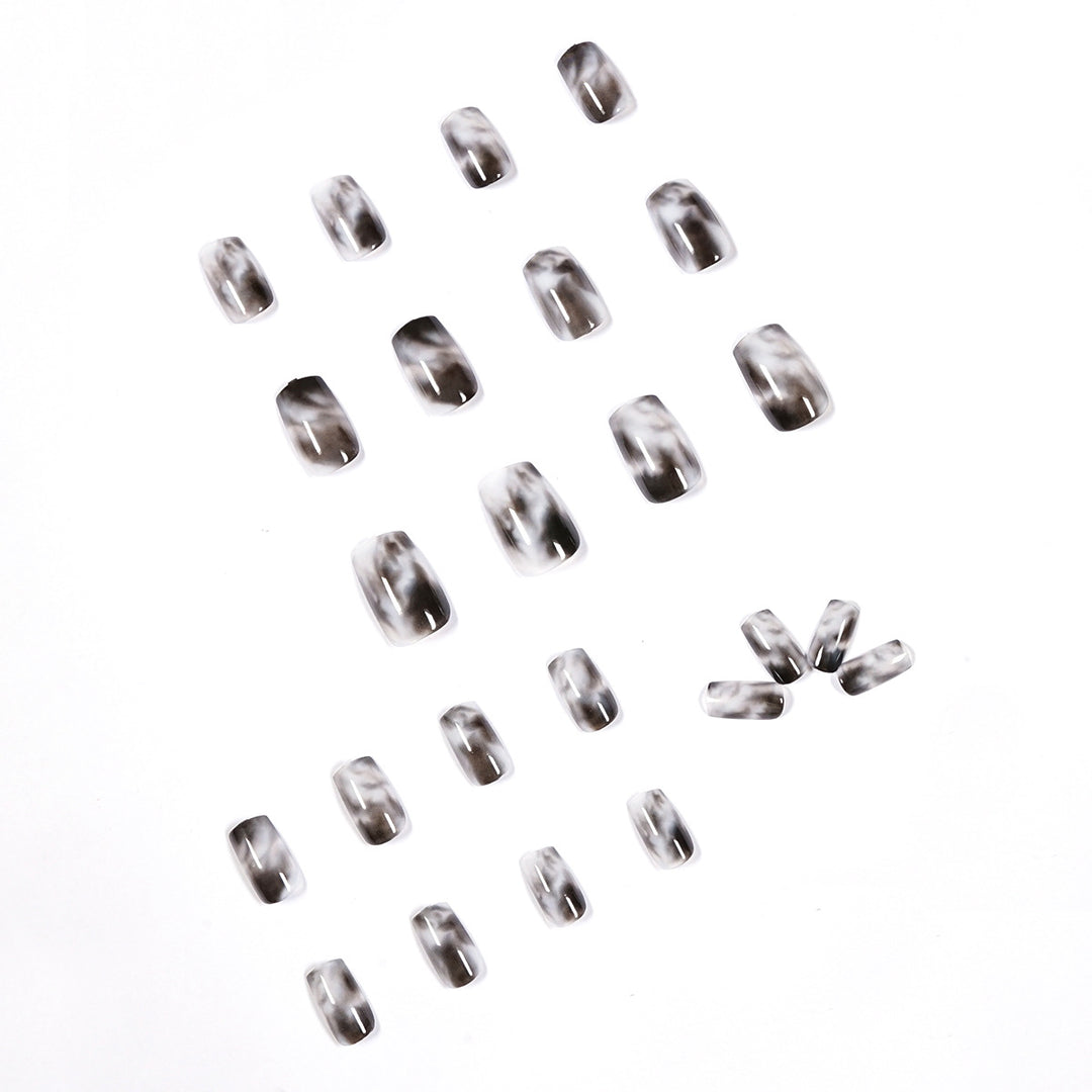 Kunstvolle Nagelverlängerungen mit elegantem Marmor-Design Karnz