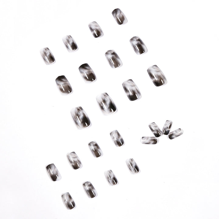 Kunstvolle Nagelverlängerungen mit elegantem Marmor-Design Karnz