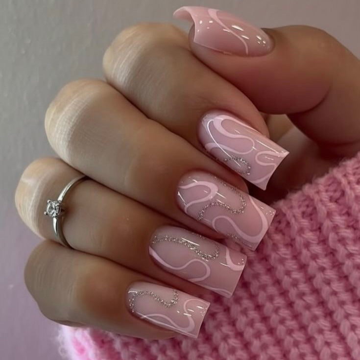 Kunstnagelset mit eleganten 3D-Zierlinien und Glitzerakzenten Karnz