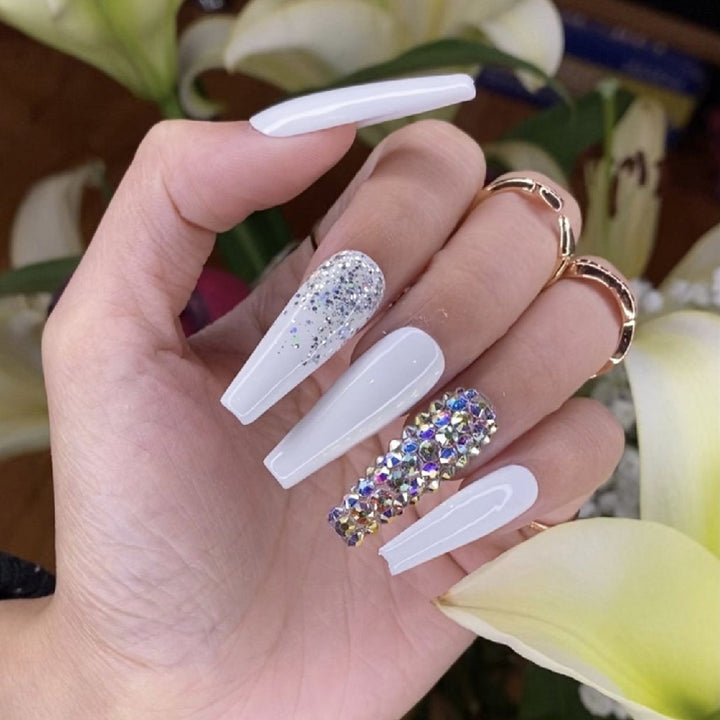 Glamouröse Stiletto Press-on-Nagelset mit Strassakzenten