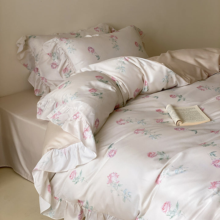 Luxuriöses Satin-Bettwäsche-Set mit zarten Rosenmuster und Rüschensaum