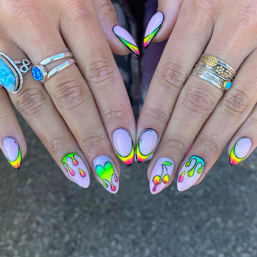 Künstlerische abstrakte Nagelkunst Karnz