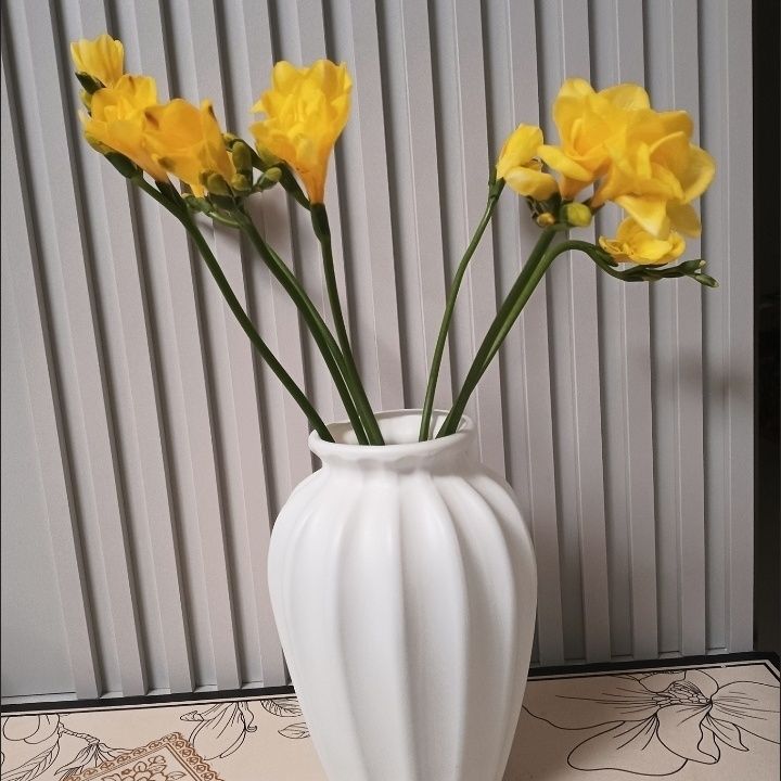 Elegante dekorative Blumenvasen Karnz