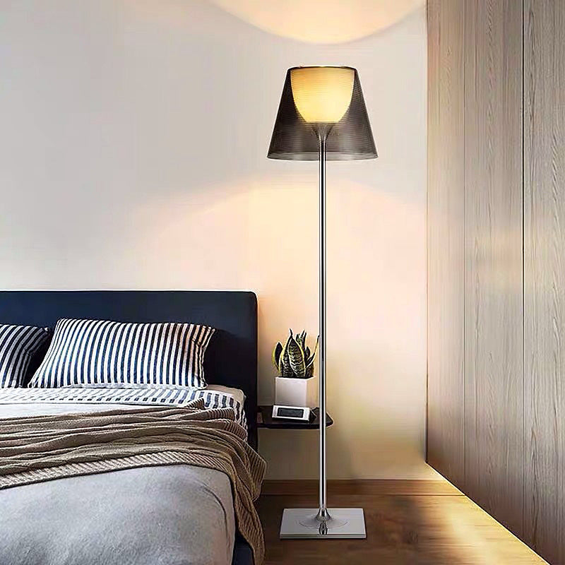 Moderne Minimalistische Stehleuchte mit verstellbarem Schirm