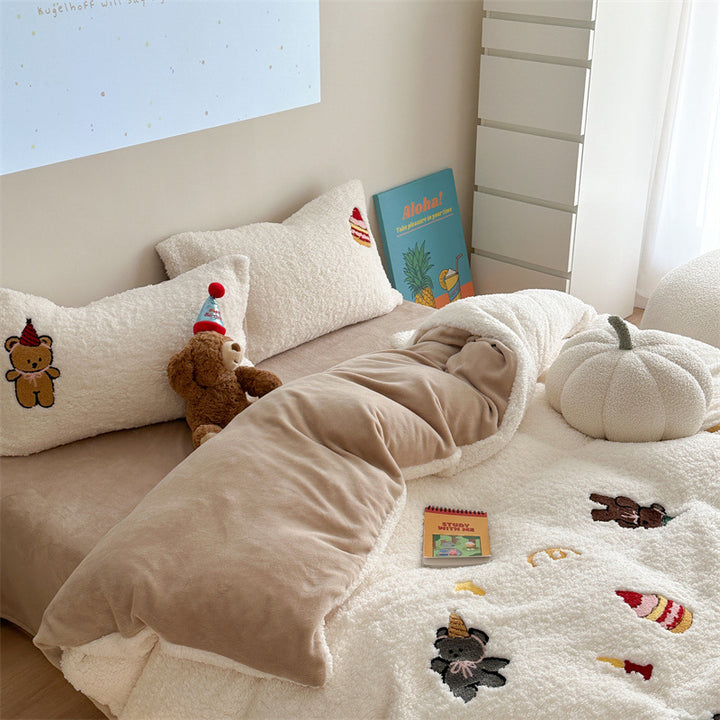 Kuscheliges Sherpa-Bettwäsche-Set mit gestickten Teddy- und Kuchenmotiven