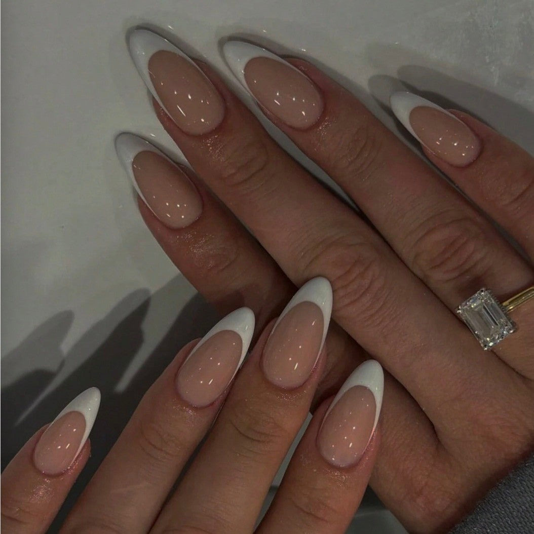 Kunstnagelset mit elegantem französischen Design und trendigen Akzenten Karnz