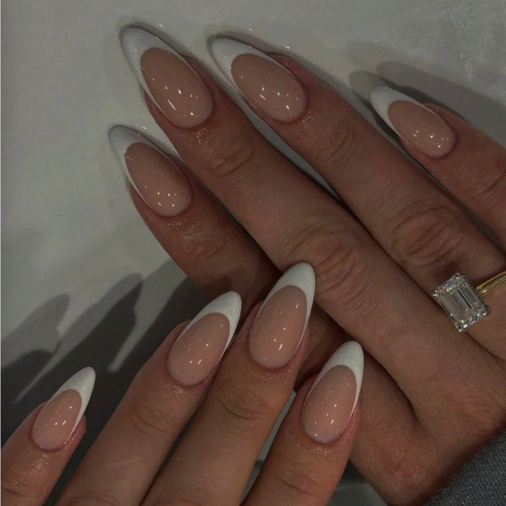 Kunstnagelset mit elegantem französischen Design und trendigen Akzenten Karnz