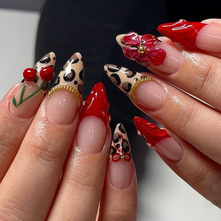 Künstlerische Leopard- und Blumen-Stiletto-Nagelkunst-Erweiterungen Karnz