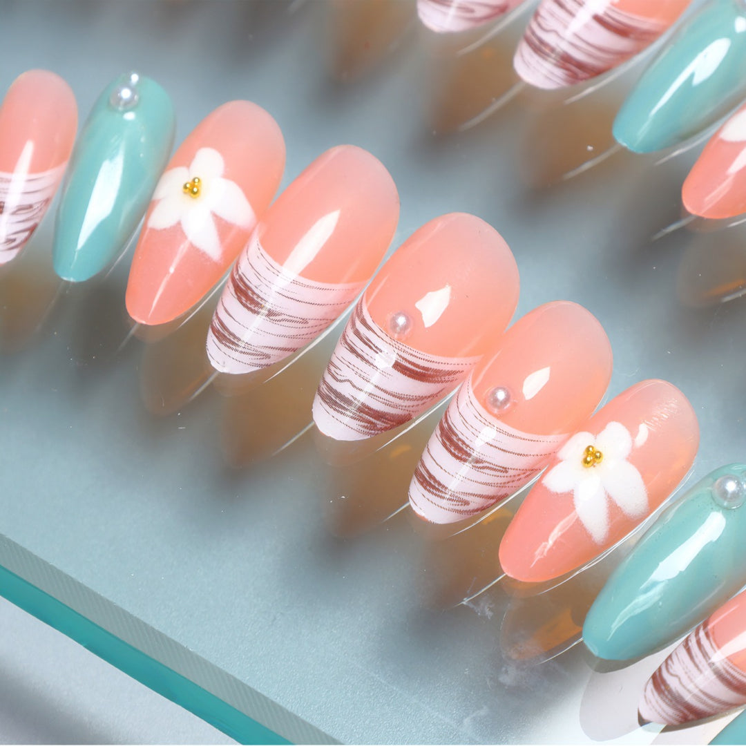 Künstlerische florale Nagelverlängerungen Karnz