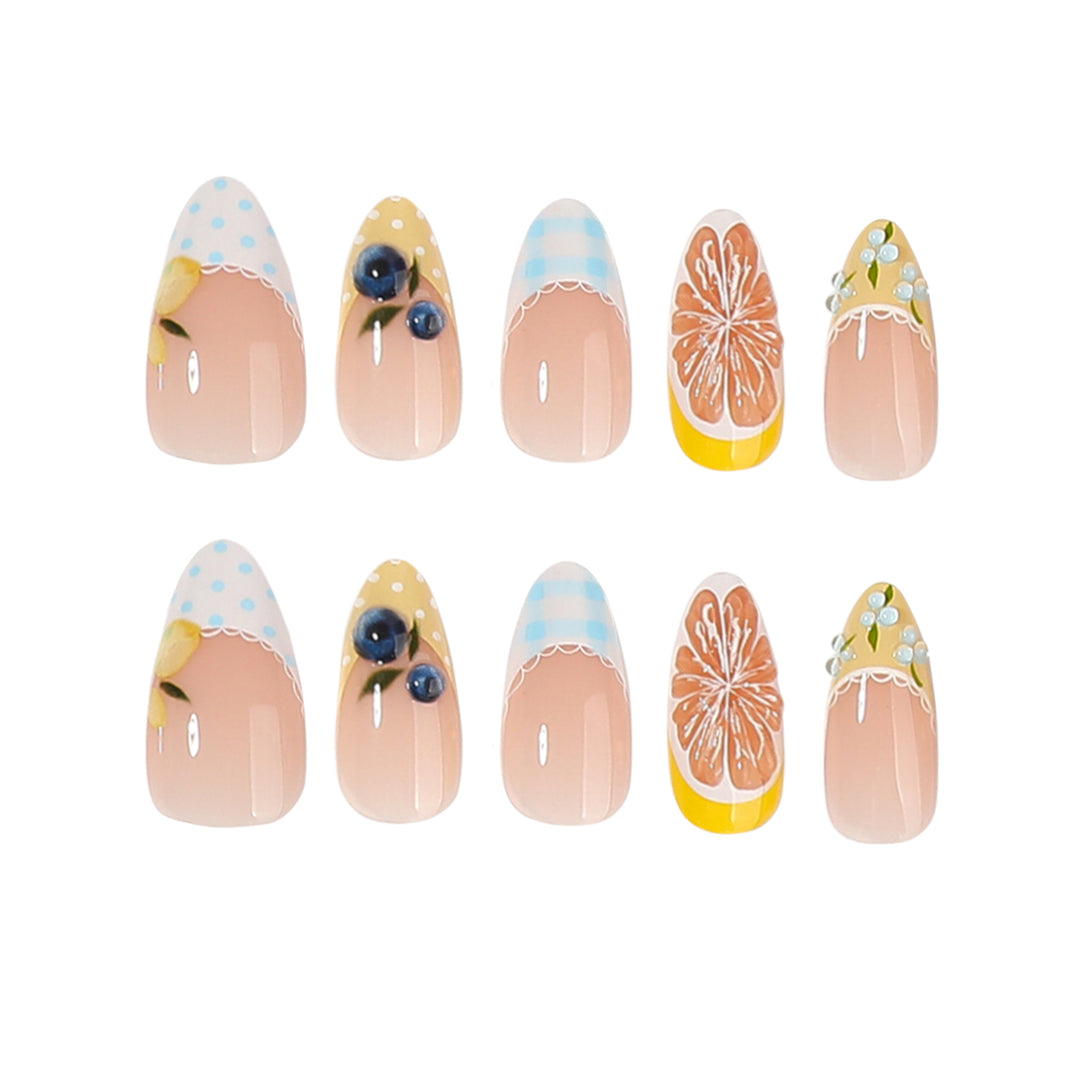 Kunstvolle Nagelverlängerungen mit kreativem Floral-Design Karnz