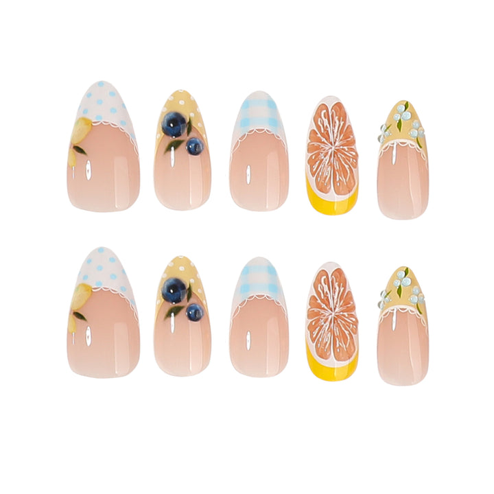 Kunstvolle Nagelverlängerungen mit kreativem Floral-Design Karnz