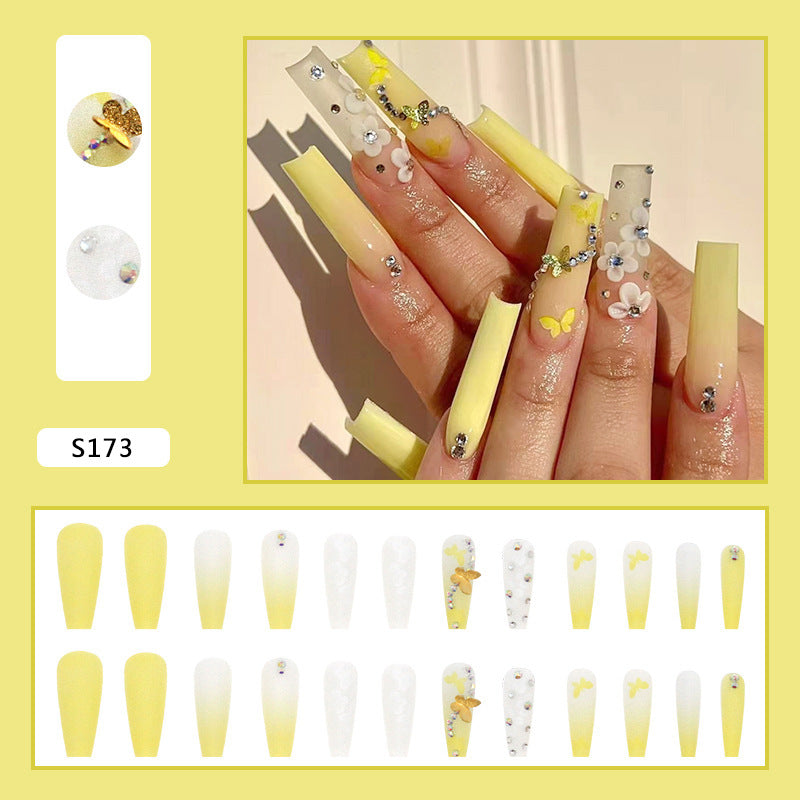 Künstliche Nagelverlängerungen mit floralen Akzenten und Strass Karnz