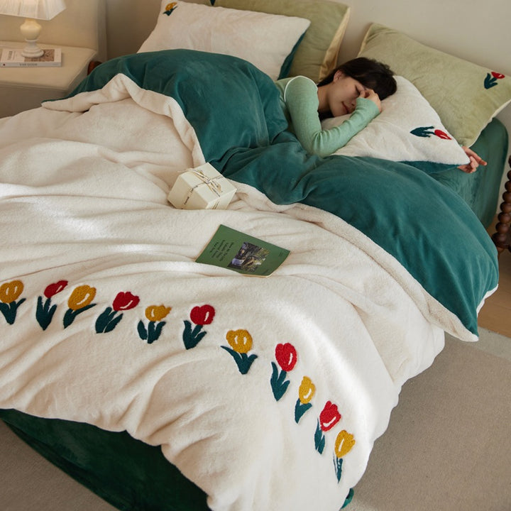 Kuschelige Wendebettwäsche aus Mikrofleece mit Tulpenstickerei