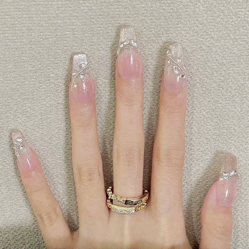 Dekorative Lange Stiletto-Nagelspitzen mit Strassakzenten Karnz