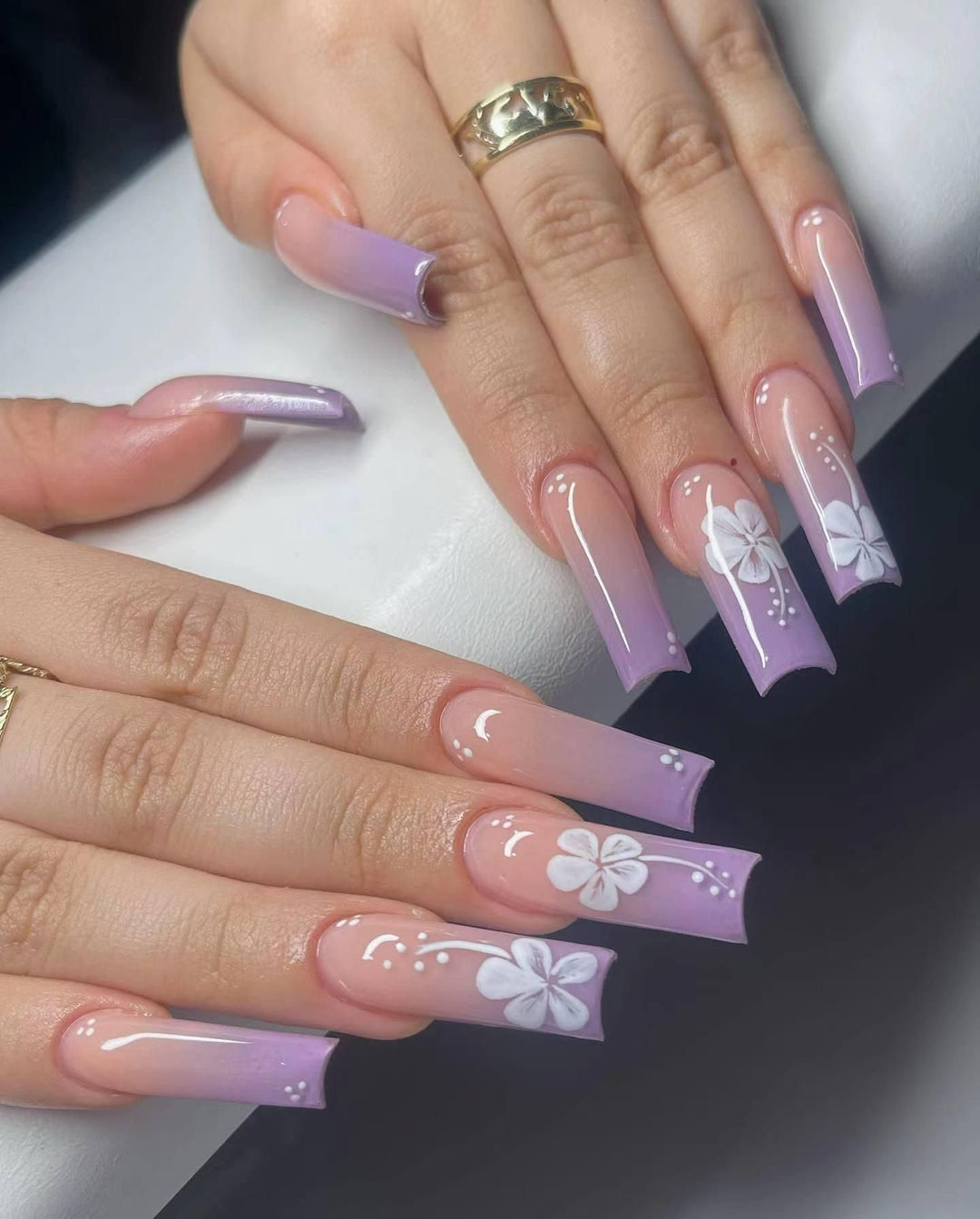 Dekoratives Floral Acryl Nageldesign Karnz