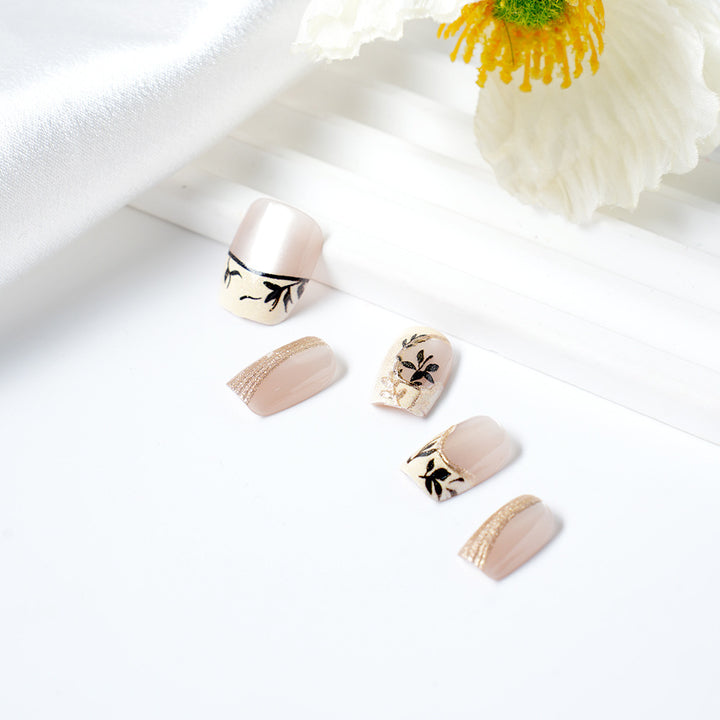 Blumeninspiriertes Nagelkunstverlängerungen Karnz