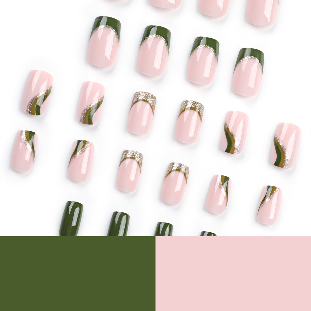 Kunstvolle Nagelverlängerungen mit goldenen Akzenten und elegantem Design Karnz
