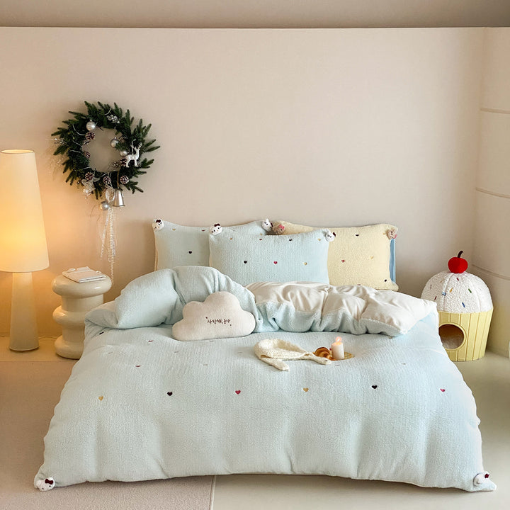 Wendbares Teddy-Fleece-Bettwäscheset mit gestickten Mini-Herzen und 3D-Tierkopf-Kissen