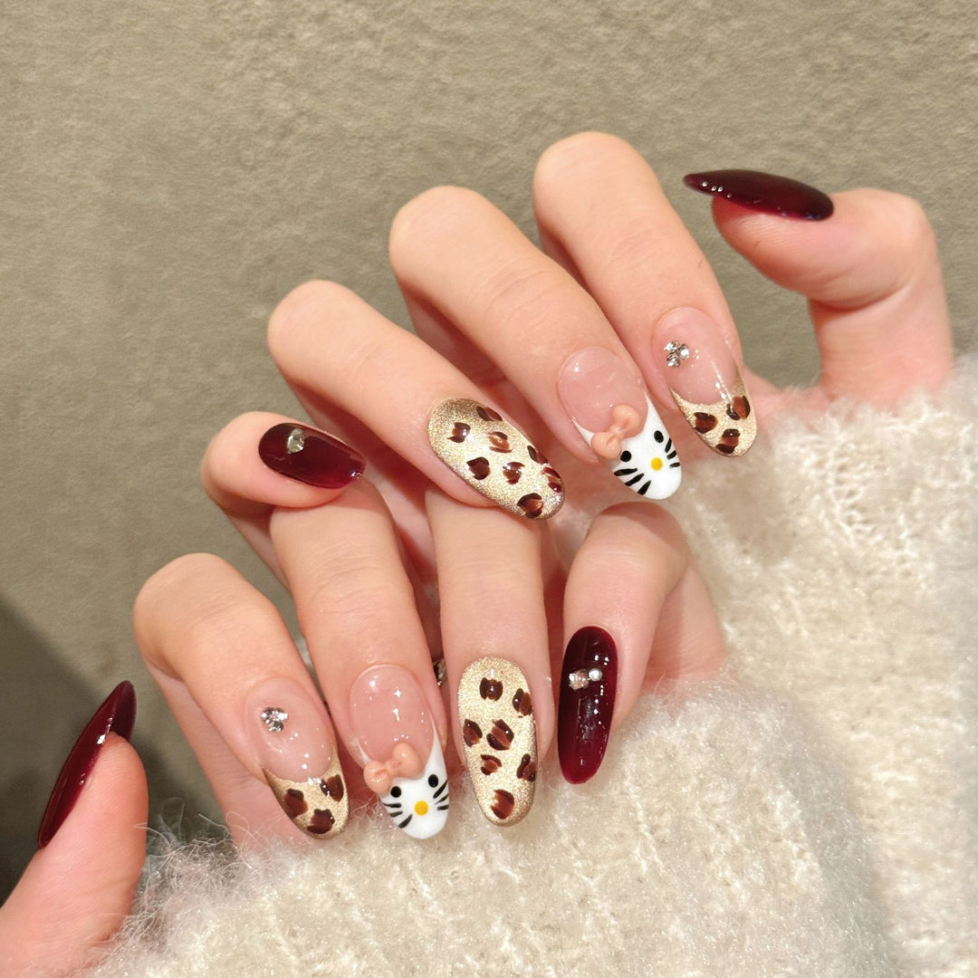 Künstlerisches Press-On Nagelkunstset mit skurrilen floralen Designs
