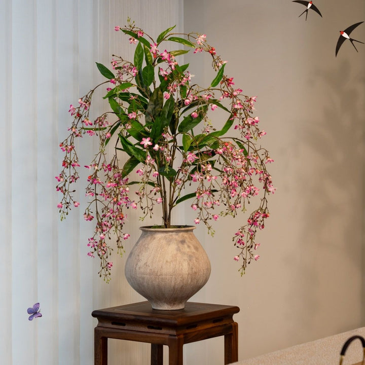Lebensechte künstliche Blumenarrangement in dekorativem Topf
