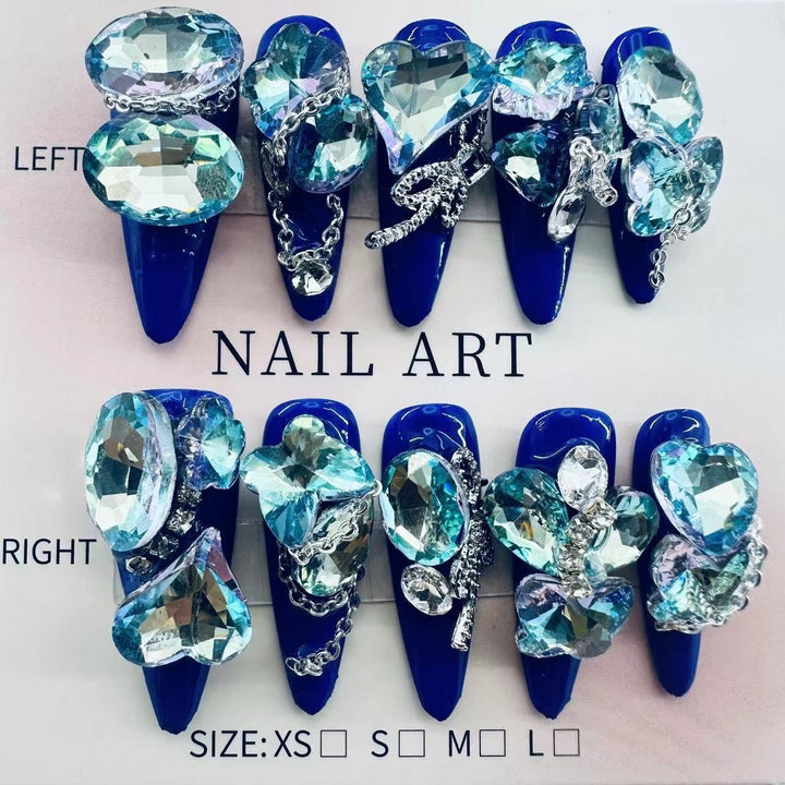 Glamouröse Nagelkunst mit Kristall- und Perlenakzenten Karnz