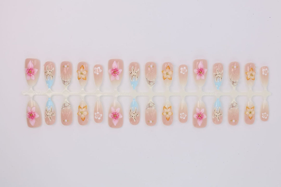 Kunstnagelset mit floralen Motiven und strahlenden Akzenten Karnz