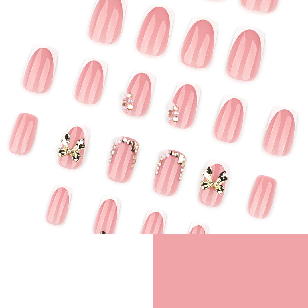 Elegante Nagelverlängerungen mit französischer Spitze und dekorativen Akzenten Karnz
