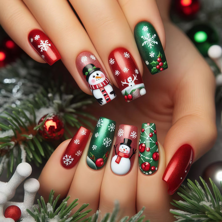 Festliche Kunstnägel mit Weihnachtsmotiven Karnz