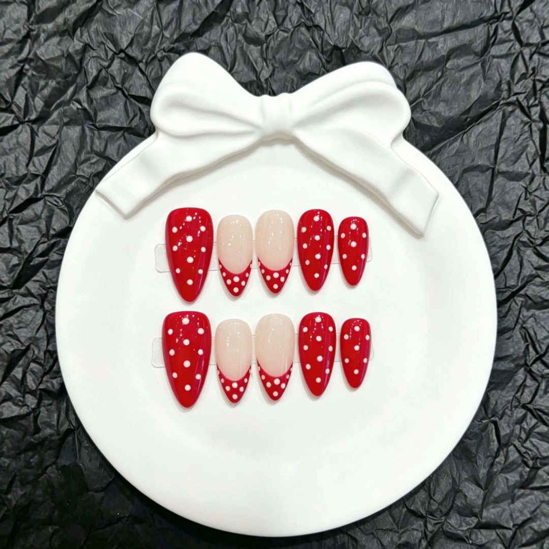 Verspieltes Press-On Nagelkunstset mit gepunktetem rotem Design