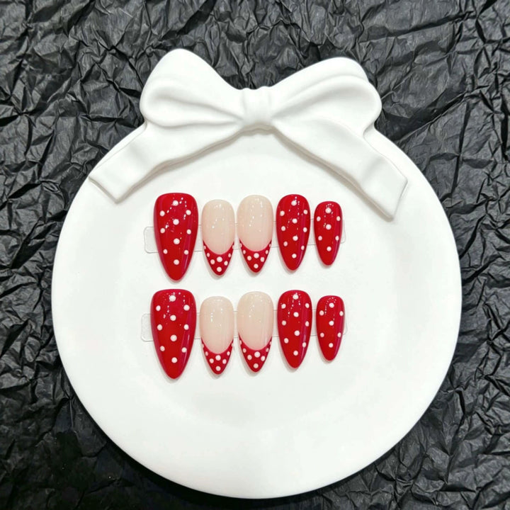 Verspieltes Press-On Nagelkunstset mit gepunktetem rotem Design